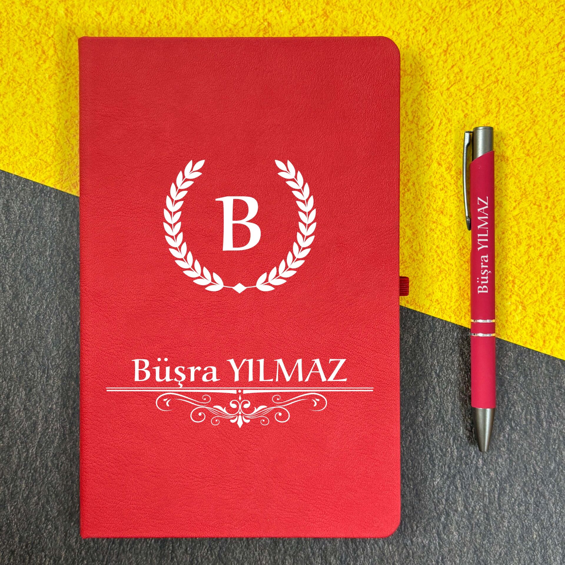 Kişiye Özel İsimli Kırmızı Ajanda Not Defteri ve Kalem Seti 2413B1001
